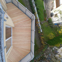 Balkon mit Holzboden von oben