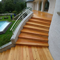 Balkion mit Treppe zur Terrasse mit Holzboden