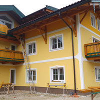 Haus mit Balkonen aus Holz