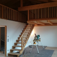 Galerie aus Holz mit Treppe ins Wohnzimmer aus Holz