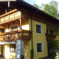 Haus mit Balkonen aus Holz