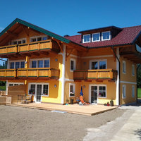 Haus mit Balkonen aus Holz