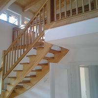 Galerie aus Holz mit Treppe ins Wohnzimmer aus Holz