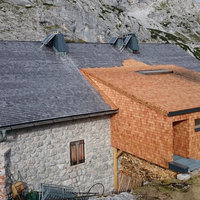 Anbau an ein Steinhaus aus Holz